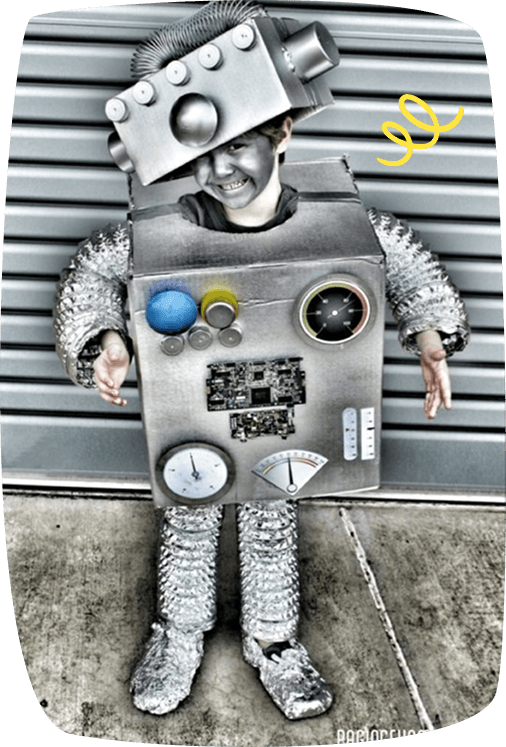 Băiat costumat în robot din cutii de carton