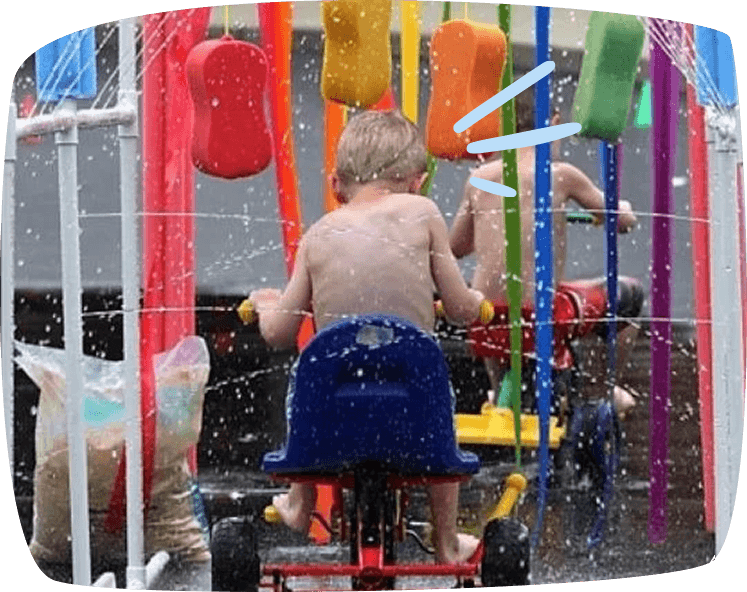 Un copil pe tricicletă.